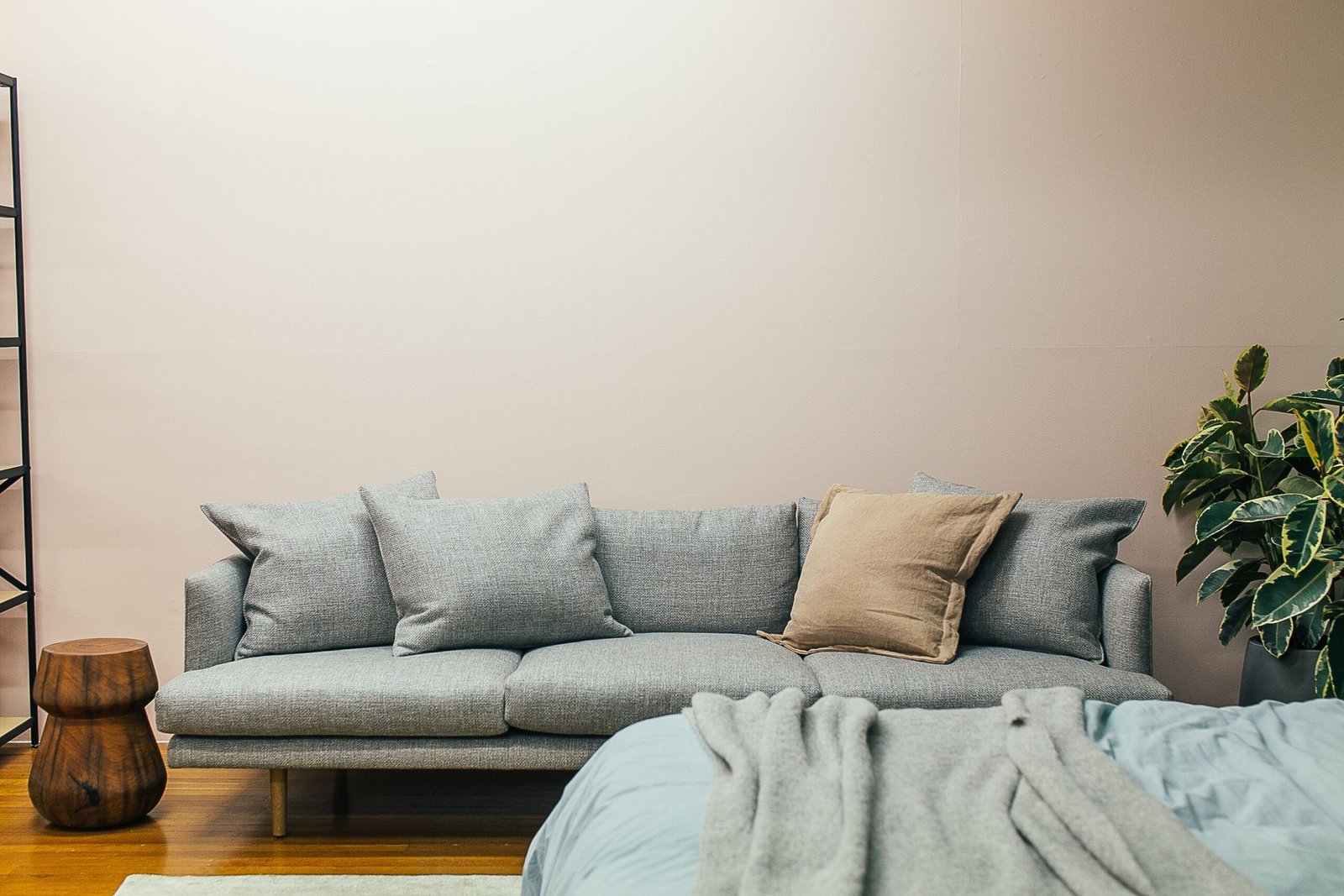 When it comes to the best ways to choose perfect furniture for your home, shopping for a sofa can feel overwhelming fast. With hundreds of styles, sizes, and fabrics out there, most people end up second-guessing every choice before they even sit down.